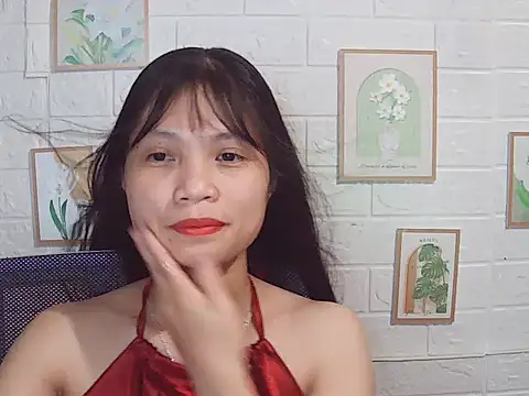 Snapshot of -Lucie-e chatting on 05-20-26, 01:39 -Lucie-e online show from 05-20-26, 01:39