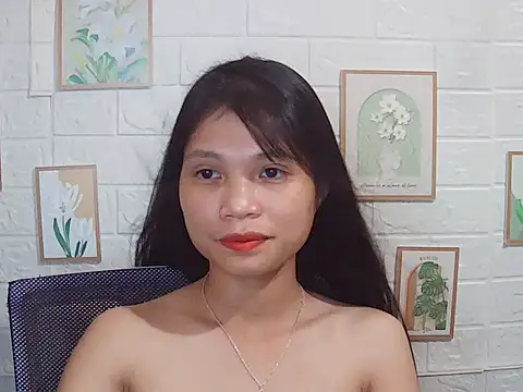 Snapshot of -Lucie-e chatting on 06-08-26, 02:01 -Lucie-e online show from 06-08-26, 02:01