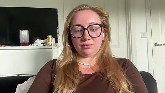 Snapshot of arielsweetieee chatting on 06-08-26, 03:56 arielsweetieee online show from 06-08-26, 03:56