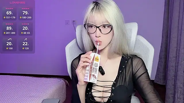 Snapshot of Luyann- chatting on 07-10-26, 01:43 Luyann- online show from 07-10-26, 01:43