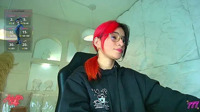 Moon Red r online show from 04-21-26, 07:39
