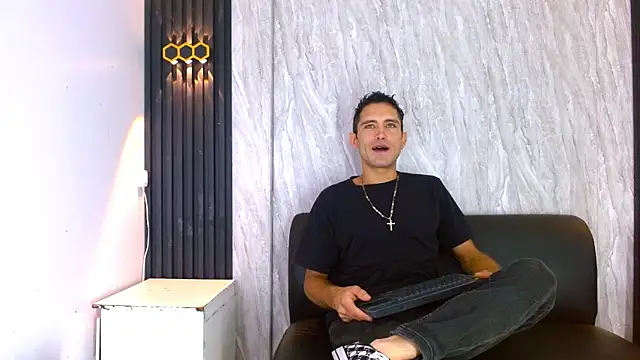 Snapshot of Andres_Colins1 chatting on 05-24-26, 03:06 Andres Colins1 online show from 05-24-26, 03:06
