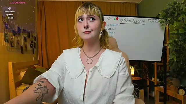 Emma Thomps online show from 05-07-26, 02:22
