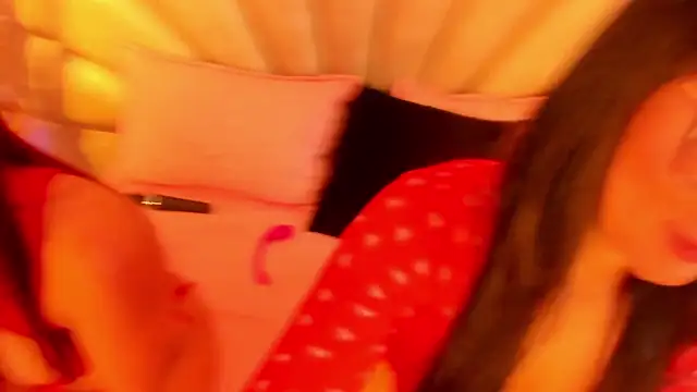 Snapshot of SiennaMoore chatting on 06-17-26, 12:50 SiennaMoore online show from 06-17-26, 12:50