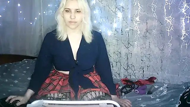 Snapshot of Miiro00 chatting on 05-05-26, 10:34 Miiro00 online show from 05-05-26, 10:34