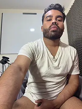 Snapshot of LucaLaurent chatting on 05-03-26, 10:32 LucaLaurent online show from 05-03-26, 10:32
