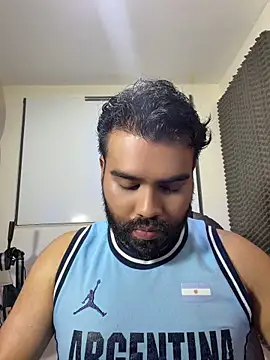 Snapshot of LucaLaurent chatting on 05-17-26, 11:34 LucaLaurent online show from 05-17-26, 11:34