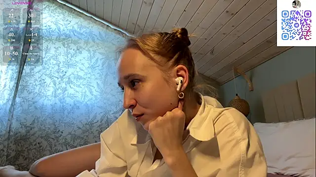 Snapshot of oliviakiiss chatting on 04-27-26, 02:15 oliviakiiss online show from 04-27-26, 02:15
