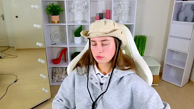 NadinnL online show from 05-12-26, 06:54