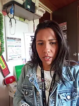 Snapshot of Ivon_C chatting on 05-14-26, 01:18 Ivon C online show from 05-14-26, 01:18