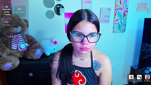 Snapshot of angelina_77 chatting on 06-11-26, 02:48 angelina 77 online show from 06-11-26, 02:48