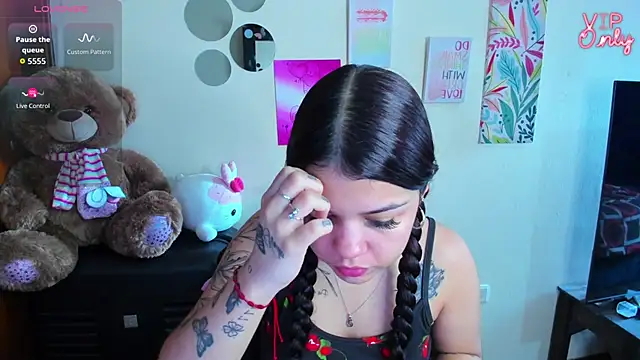 Snapshot of angelina_77 chatting on 06-12-26, 03:11 angelina 77 online show from 06-12-26, 03:11