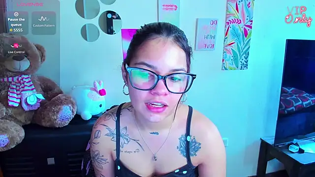 Snapshot of angelina_77 chatting on 06-14-26, 04:20 angelina 77 online show from 06-14-26, 04:20