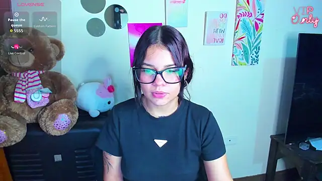 Snapshot of angelina_77 chatting on 06-23-26, 01:25 angelina 77 online show from 06-23-26, 01:25