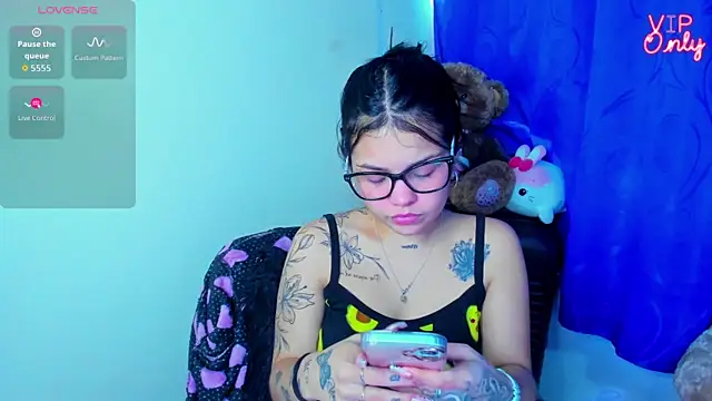 Snapshot of angelina_77 chatting on 07-14-26, 04:23 angelina 77 online show from 07-14-26, 04:23