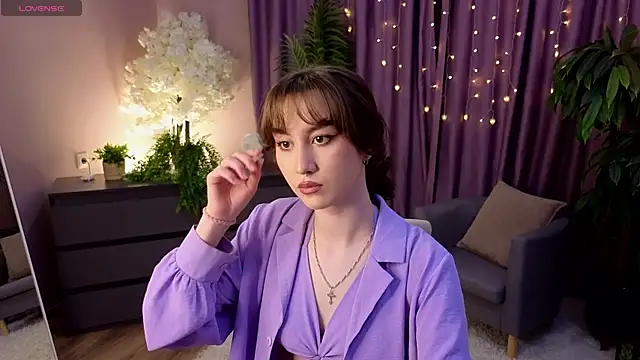 Snapshot of LouiseEvans chatting on 04-28-26, 11:37 LouiseEvans online show from 04-28-26, 11:37