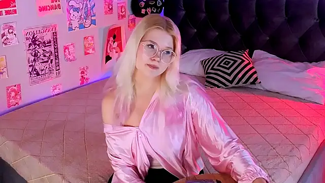 Snapshot of LunariaFox chatting on 06-15-26, 03:03 LunariaFox online show from 06-15-26, 03:03