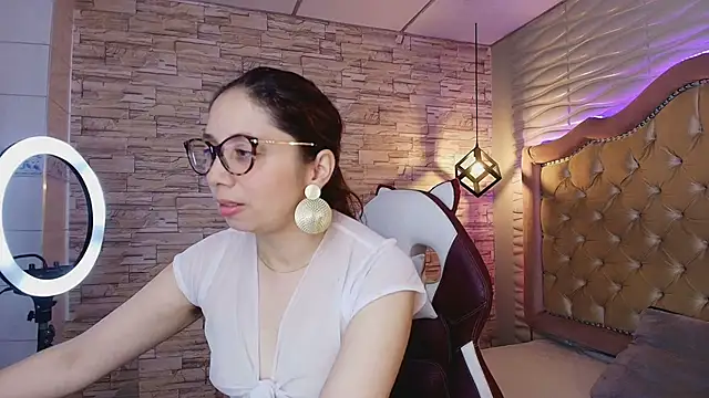 Snapshot of stephaniesun_ chatting on 04-27-26, 01:20 stephaniesun online show from 04-27-26, 01:20