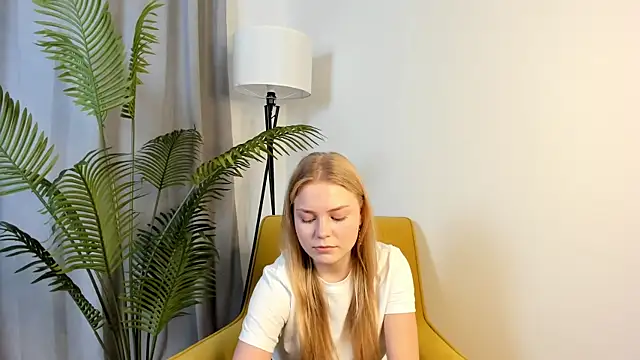 Snapshot of LavonaMadlem chatting on 05-13-26, 10:34 LavonaMadlem online show from 05-13-26, 10:34