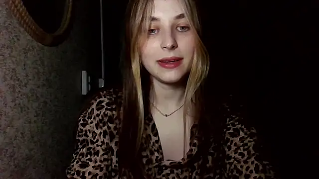 Snapshot of Touch_And_Run chatting on 05-22-26, 07:52 Touch And Run online show from 05-22-26, 07:52