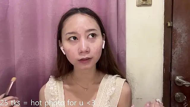 Snapshot of RuthWeinraub chatting on 05-13-26, 04:10 RuthWeinraub online show from 05-13-26, 04:10