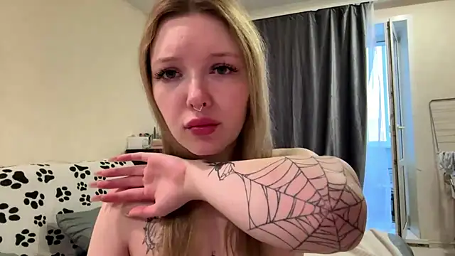 Snapshot of Elinthegreat chatting on 05-16-26, 02:16 Elinthegreat online show from 05-16-26, 02:16