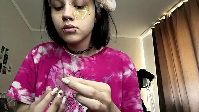 LouisePavlides online show from 06-07-26, 01:04