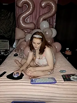 Snapshot of lolarae_xx chatting on 06-14-26, 05:04 lolarae xx online show from 06-14-26, 05:04
