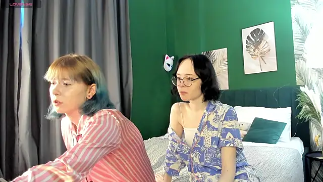 Snapshot of Lilac-Muse chatting on 05-18-26, 03:24 Lilac-Muse online show from 05-18-26, 03:24