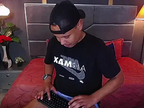 Snapshot of noah_oliver1 chatting on 06-10-26, 01:17 noah oliver1 online show from 06-10-26, 01:17