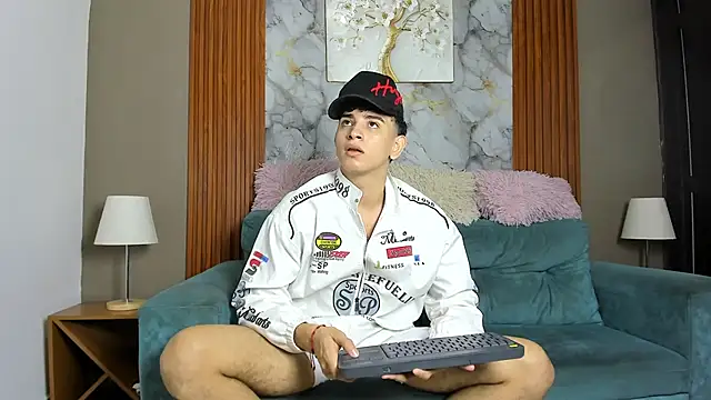 Snapshot of LOVE_GUYS1 chatting on 05-11-26, 04:04 LOVE GUYS1 online show from 05-11-26, 04:04