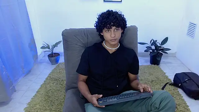 Snapshot of hades_derox_ chatting on 05-26-26, 12:17 hades derox online show from 05-26-26, 12:17