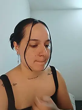 Snapshot of lucyparker_28 chatting on 05-23-26, 01:22 lucyparker 28 online show from 05-23-26, 01:22
