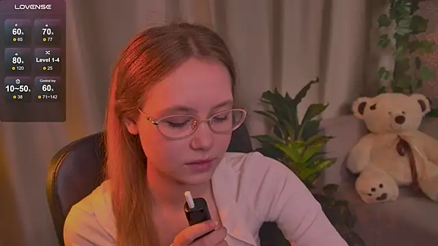 Snapshot of FloraLarsson chatting on 06-05-26, 03:35 FloraLarsson online show from 06-05-26, 03:35