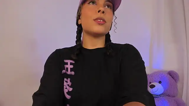 Snapshot of Violetta_cam_ chatting on 05-15-26, 02:18 Violetta cam online show from 05-15-26, 02:18
