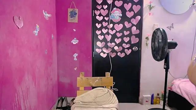 Snapshot of Kiara_tits chatting on 07-16-26, 01:44 Kiara tits online show from 07-16-26, 01:44