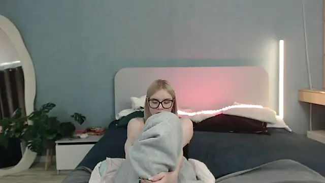 Snapshot of Angel_Share chatting on 05-31-26, 02:42 Angel Share online show from 05-31-26, 02:42