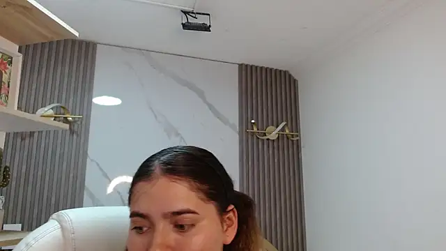 Snapshot of Laurha_ chatting on 05-19-26, 07:42 Laurha online show from 05-19-26, 07:42