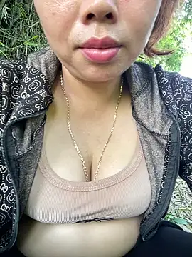 Snapshot of Banana-zz chatting on 05-15-26, 10:50 Banana-zz online show from 05-15-26, 10:50