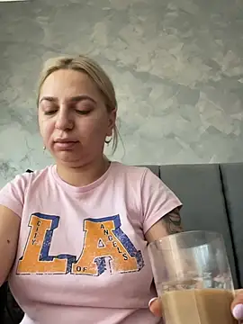 Snapshot of AmandaSnack chatting on 05-27-26, 04:20 AmandaSnack online show from 05-27-26, 04:20