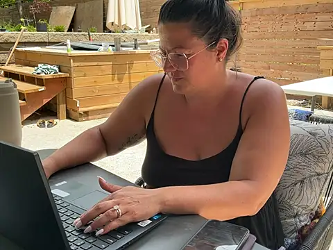 Snapshot of Madamebeton chatting on 06-24-26, 05:34 Madamebeton online show from 06-24-26, 05:34