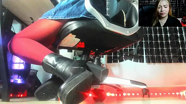 Snapshot of MissAlmaFenix chatting on 06-06-26, 06:01 MissAlmaFenix online show from 06-06-26, 06:01