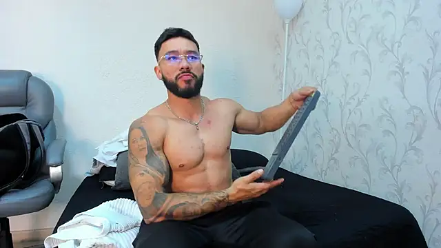 Snapshot of Axel_power_ chatting on 05-13-26, 03:15 Axel power online show from 05-13-26, 03:15