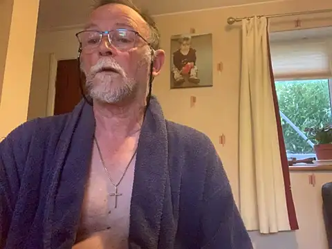 Snapshot of Moonraker64 chatting on 06-22-26, 04:42 Moonraker64 online show from 06-22-26, 04:42