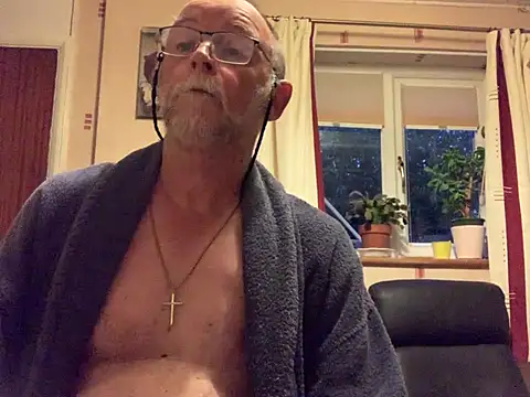 Snapshot of Moonraker64 chatting on 08-05-26, 04:37 Moonraker64 online show from 08-05-26, 04:37