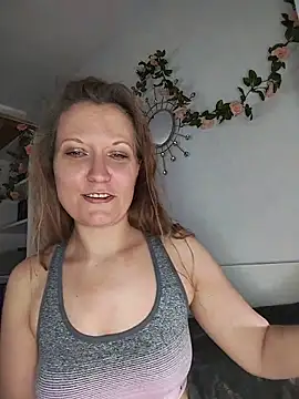 Snapshot of Candy_Cougar chatting on 06-20-26, 07:00 Candy Cougar online show from 06-20-26, 07:00