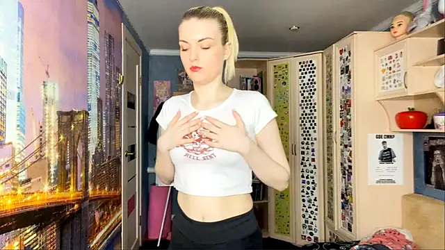 Snapshot of MonicaHolt chatting on 05-13-26, 10:23 MonicaHolt online show from 05-13-26, 10:23