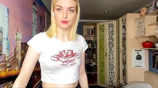 Snapshot of MonicaHolt chatting on 05-14-26, 10:22 MonicaHolt online show from 05-14-26, 10:22