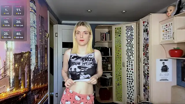 Snapshot of MonicaHolt chatting on 05-21-26, 10:33 MonicaHolt online show from 05-21-26, 10:33