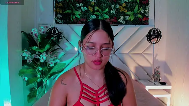 Snapshot of Janett_Moore chatting on 06-18-26, 12:53 Janett Moore online show from 06-18-26, 12:53